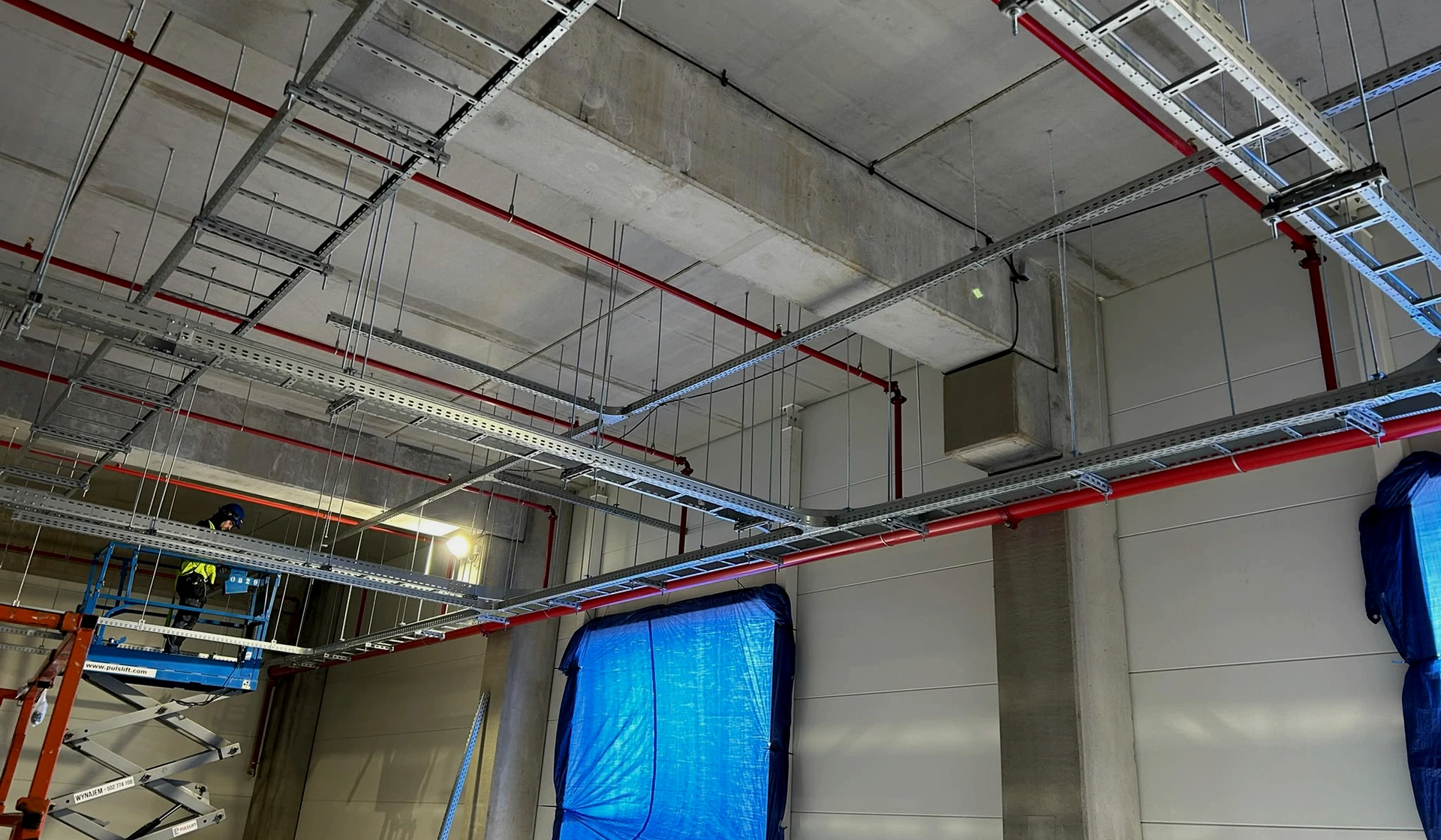 Prace instalacyjne WESA Electric przy obiekcie przemysłowym
